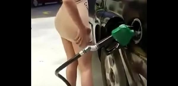  Latina Ninfeta Espetacular Exibiu as Tetas e a Xerequinha no Posto de Gasolina Enquanto Abastecia o Carro